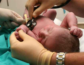 عجزت عن رعاية مولودها الخامس فتركته بعد ولادته في المصعد! صورة رقم 1