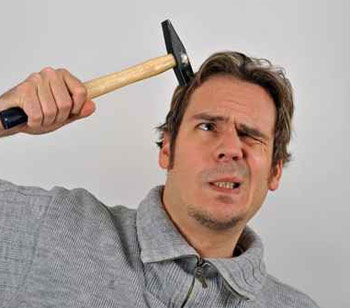 ضرب نفسة بالشاكوش ليتهم زوجته.. ومات! صورة رقم 1