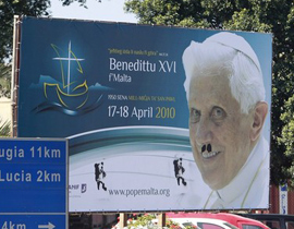 غضب عالمي بعد رسم شارب هتلر على لوحة للبابا‏  صورة رقم 1