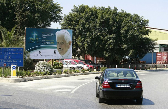 غضب عالمي بعد رسم شارب هتلر على لوحة للبابا‏  صورة رقم 3