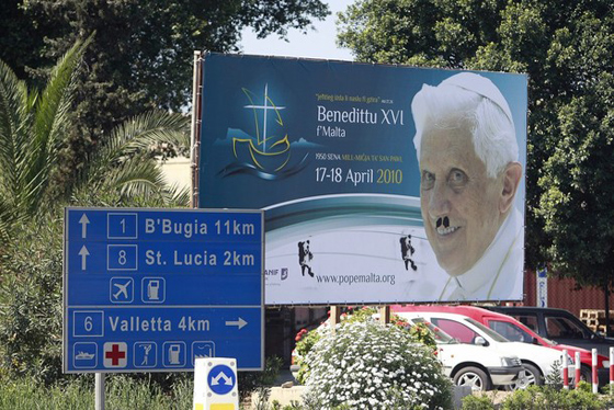 غضب عالمي بعد رسم شارب هتلر على لوحة للبابا‏  صورة رقم 2