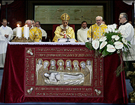 بدأ عرض كفن المسيح في مدينة تورينو الايطالية صورة رقم 1 بدأ عرض كفن المسيح في مدينة تورينو الايطالية صورة رقم 1