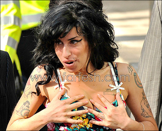 ثديا ايمي واينهاوس يدخلانها المستشفى!! صورة رقم 4 ثديا ايمي واينهاوس يدخلانها المستشفى!! صورة رقم 4