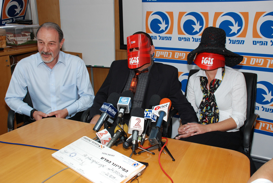 بعد أربعة أشهر من الأنتظار.. وصل الفائزون بـ 74 مليون شيكل  صورة رقم 3