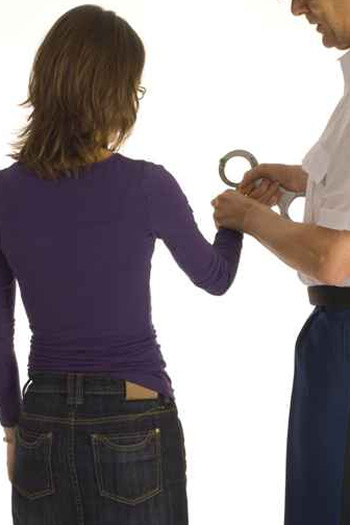 فتاة تقتل والدتها لمنعها اياها من تعاطي 