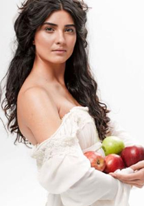 معلم سعودي يرتكب جريمة نكراء بتشبيهه الممثلة لميس بالكعبة!  صورة رقم 1