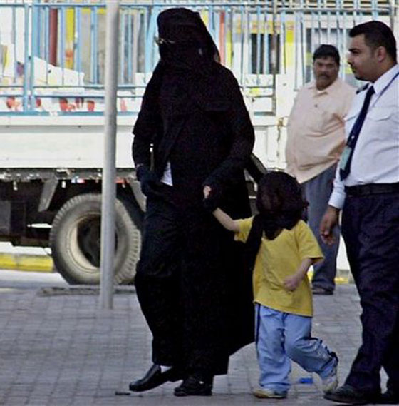 سعودي اعتدى على زوجته بالضرب امام المارّة في السوق! صورة رقم 1