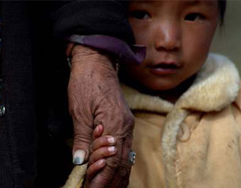 الطقوس الدينية للأطفال تحولت طقوسا مشينة من قبل راهب بوذي صورة رقم 1