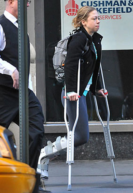 تشيلسي ابنة كلينتون تنتعل حذاءًا طبياً وتستخدم العكازات!!        صورة رقم 2