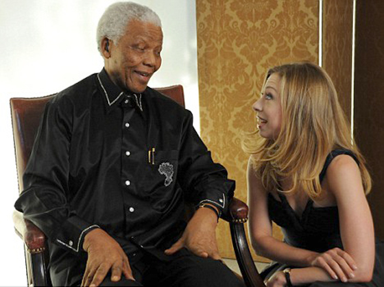 تشيلسي ابنة كلينتون تنتعل حذاءًا طبياً وتستخدم العكازات!!        صورة رقم 3