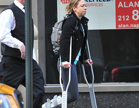 تشيلسي ابنة كلينتون تنتعل حذاءًا طبياً وتستخدم العكازات!!        صورة رقم 1