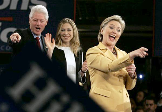 تشيلسي ابنة كلينتون تنتعل حذاءًا طبياً وتستخدم العكازات!!        صورة رقم 5