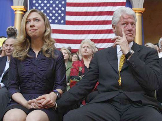 تشيلسي ابنة كلينتون تنتعل حذاءًا طبياً وتستخدم العكازات!!        صورة رقم 6