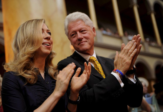 تشيلسي ابنة كلينتون تنتعل حذاءًا طبياً وتستخدم العكازات!!        صورة رقم 11