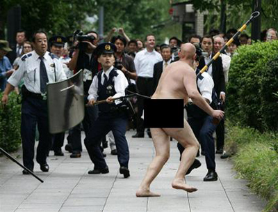 جرد عامله من ملابسه وألقى به عارياً بالشارع لأنه غازل زوجته! صورة رقم 1