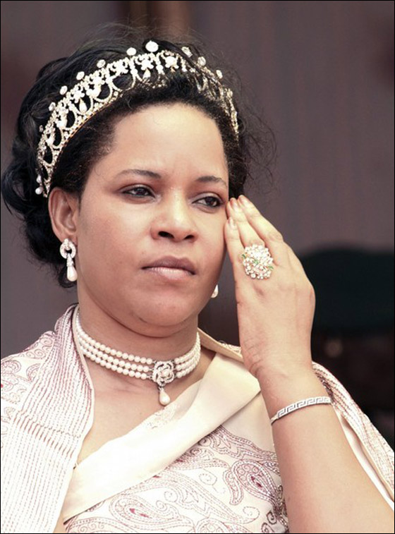 تنصيب أصغر ملك في العالم رسميا بعد 15 عاما من توليه الحكم!! صورة رقم 2 تنصيب أصغر ملك في العالم رسميا بعد 15 عاما من توليه الحكم!! صورة رقم 2