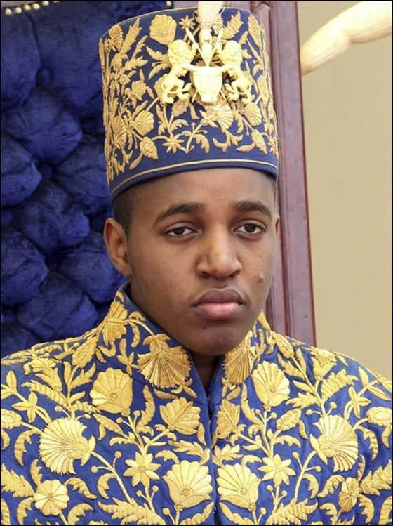 تنصيب أصغر ملك في العالم رسميا بعد 15 عاما من توليه الحكم!! صورة رقم 5 تنصيب أصغر ملك في العالم رسميا بعد 15 عاما من توليه الحكم!! صورة رقم 5