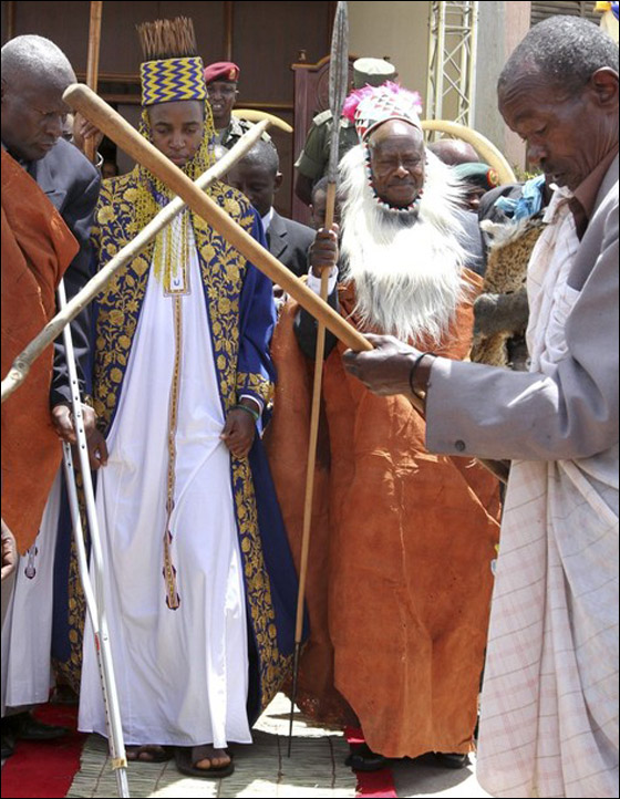 تنصيب أصغر ملك في العالم رسميا بعد 15 عاما من توليه الحكم!! صورة رقم 10 تنصيب أصغر ملك في العالم رسميا بعد 15 عاما من توليه الحكم!! صورة رقم 10