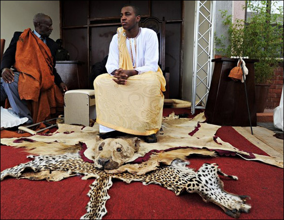 تنصيب أصغر ملك في العالم رسميا بعد 15 عاما من توليه الحكم!! صورة رقم 13 تنصيب أصغر ملك في العالم رسميا بعد 15 عاما من توليه الحكم!! صورة رقم 13