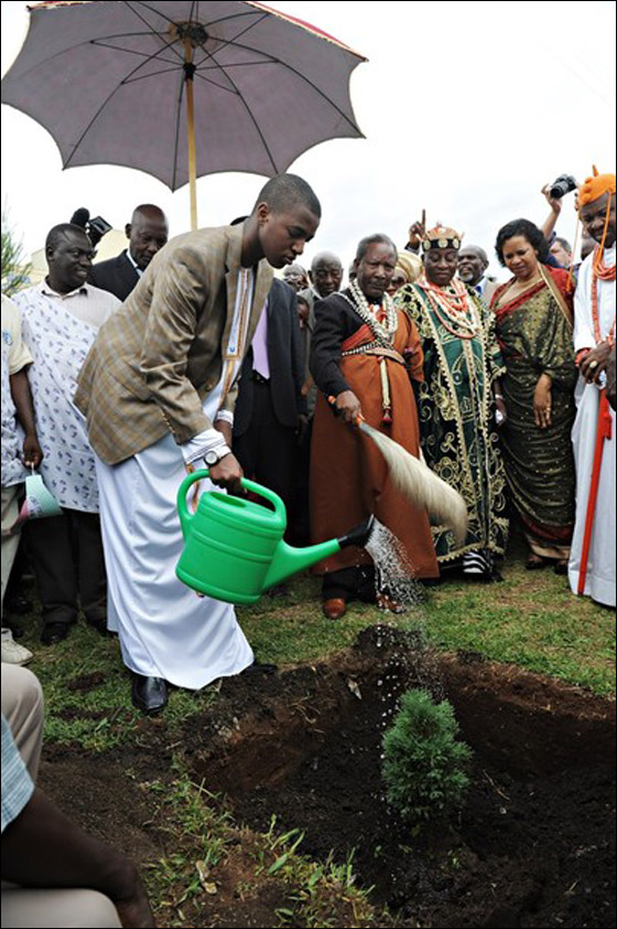 تنصيب أصغر ملك في العالم رسميا بعد 15 عاما من توليه الحكم!! صورة رقم 3 تنصيب أصغر ملك في العالم رسميا بعد 15 عاما من توليه الحكم!! صورة رقم 3