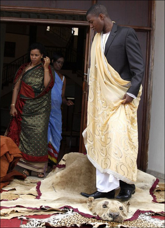 تنصيب أصغر ملك في العالم رسميا بعد 15 عاما من توليه الحكم!! صورة رقم 6 تنصيب أصغر ملك في العالم رسميا بعد 15 عاما من توليه الحكم!! صورة رقم 6