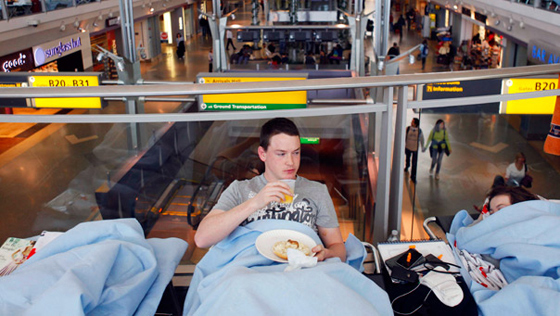 إحباط وإفلاس.. حياة المسافرين العالقين في مطارات العالم!  صورة رقم 3