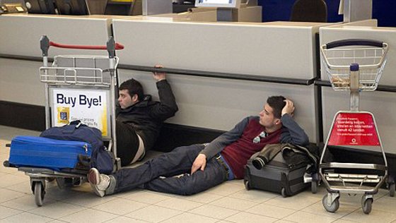 إحباط وإفلاس.. حياة المسافرين العالقين في مطارات العالم!  صورة رقم 2