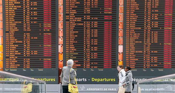 إحباط وإفلاس.. حياة المسافرين العالقين في مطارات العالم!  صورة رقم 6