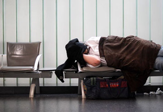 إحباط وإفلاس.. حياة المسافرين العالقين في مطارات العالم!  صورة رقم 4