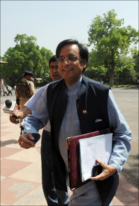 فضيحة فساد تطيح بوزير الخارجية الهندي!  صورة رقم 5