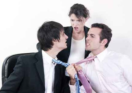 شجار على امرأة دفع رجل الى قضم أذن غريمه! صورة رقم 1