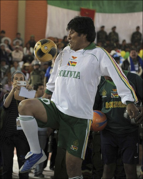 رئيس بوليفيا يكشف عن سبب الميول الشاذة عند الرجال! صورة رقم 4 رئيس بوليفيا يكشف عن سبب الميول الشاذة عند الرجال! صورة رقم 4