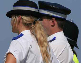 تحرش بامرأة داخل القطار فتبين انها شرطية!! صورة رقم 1