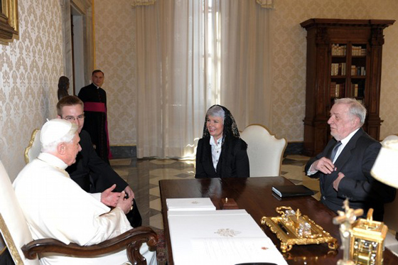 ‏رئيسة كرواتيا تعرض الاكسسوارات في قمة حظر الاسلحة النووية!        صورة رقم 4