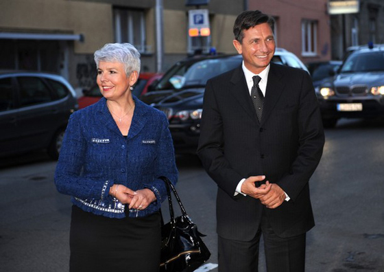 ‏رئيسة كرواتيا تعرض الاكسسوارات في قمة حظر الاسلحة النووية!        صورة رقم 5