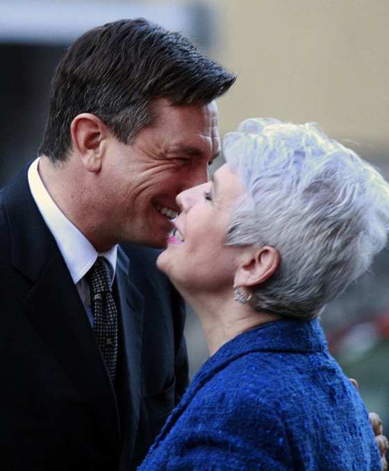 ‏رئيسة كرواتيا تعرض الاكسسوارات في قمة حظر الاسلحة النووية!        صورة رقم 3