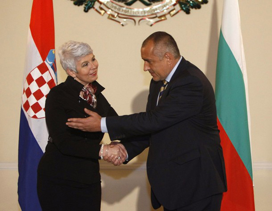 ‏رئيسة كرواتيا تعرض الاكسسوارات في قمة حظر الاسلحة النووية!        صورة رقم 6