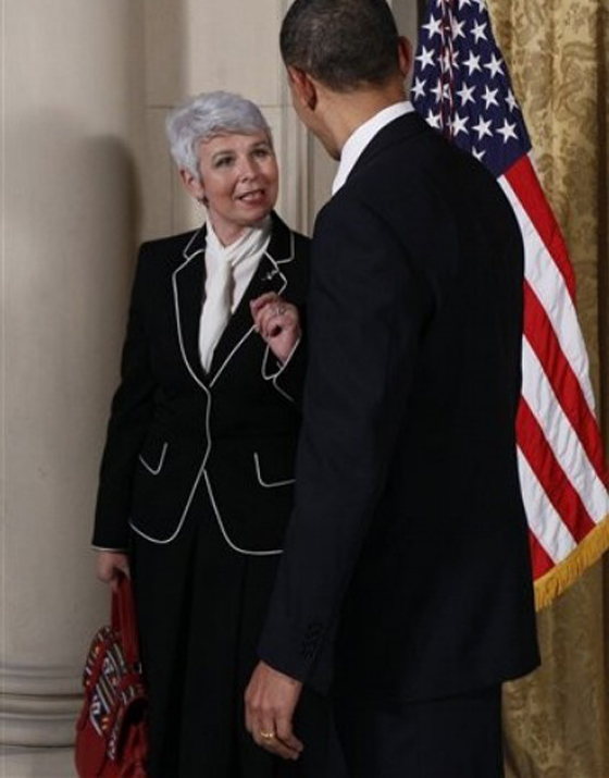 ‏رئيسة كرواتيا تعرض الاكسسوارات في قمة حظر الاسلحة النووية!        صورة رقم 8