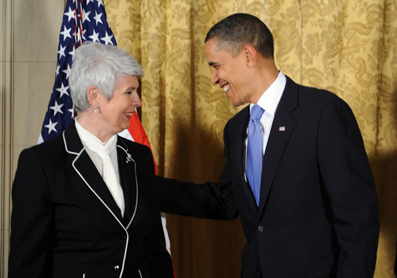 ‏رئيسة كرواتيا تعرض الاكسسوارات في قمة حظر الاسلحة النووية!        صورة رقم 9