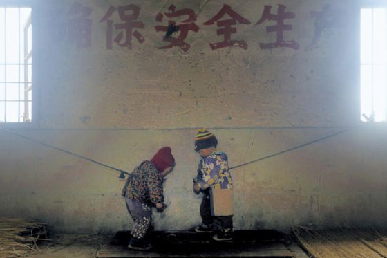 خوفا من خسارة العمل يربطون أولادهم بأحزمة وجنازير!!        صورة رقم 2