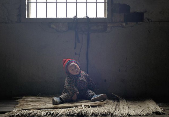 خوفا من خسارة العمل يربطون أولادهم بأحزمة وجنازير!!        صورة رقم 3