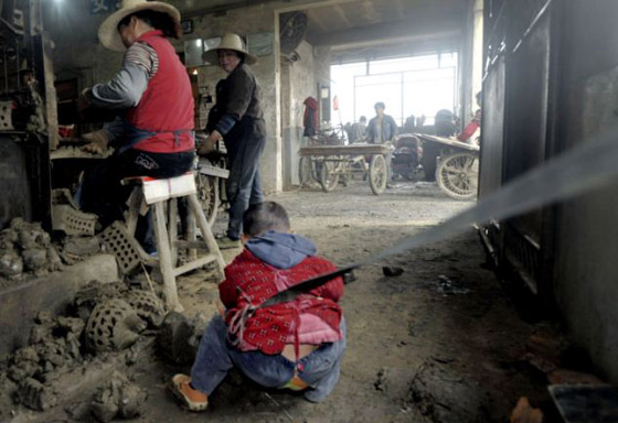 خوفا من خسارة العمل يربطون أولادهم بأحزمة وجنازير!!        صورة رقم 5