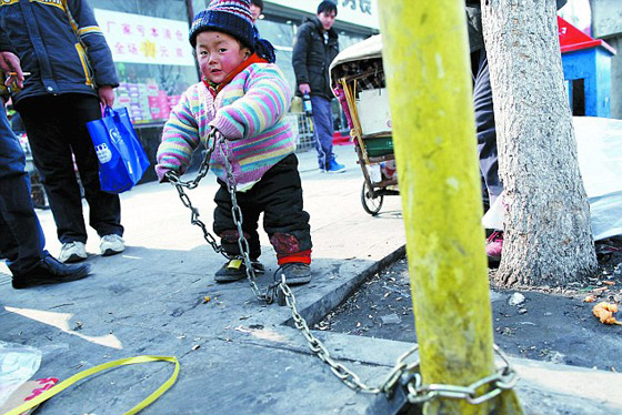 خوفا من خسارة العمل يربطون أولادهم بأحزمة وجنازير!!        صورة رقم 6