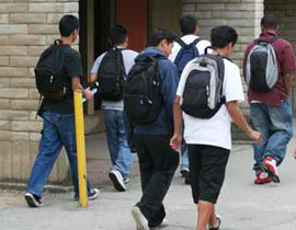 طلاب عرب يقفون حدادا على ضحايا معارك اسرائيل! صورة رقم 1