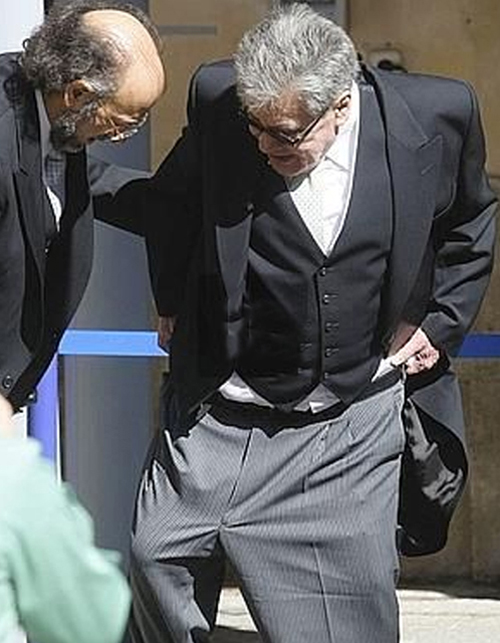 يصعد ليستلم جائزة سيرفانتس للأدب.. فيسقط بنطاله!!  صورة رقم 4