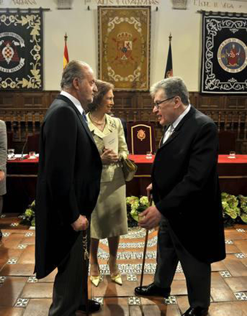 يصعد ليستلم جائزة سيرفانتس للأدب.. فيسقط بنطاله!!  صورة رقم 3