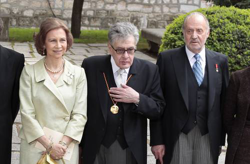 يصعد ليستلم جائزة سيرفانتس للأدب.. فيسقط بنطاله!!  صورة رقم 2