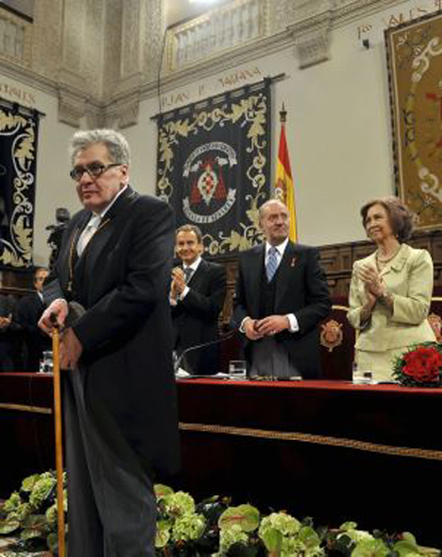 يصعد ليستلم جائزة سيرفانتس للأدب.. فيسقط بنطاله!!  صورة رقم 6