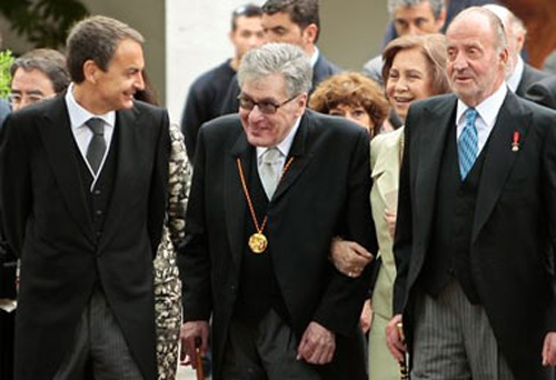 يصعد ليستلم جائزة سيرفانتس للأدب.. فيسقط بنطاله!!  صورة رقم 9