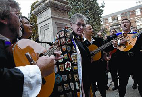 يصعد ليستلم جائزة سيرفانتس للأدب.. فيسقط بنطاله!!  صورة رقم 5